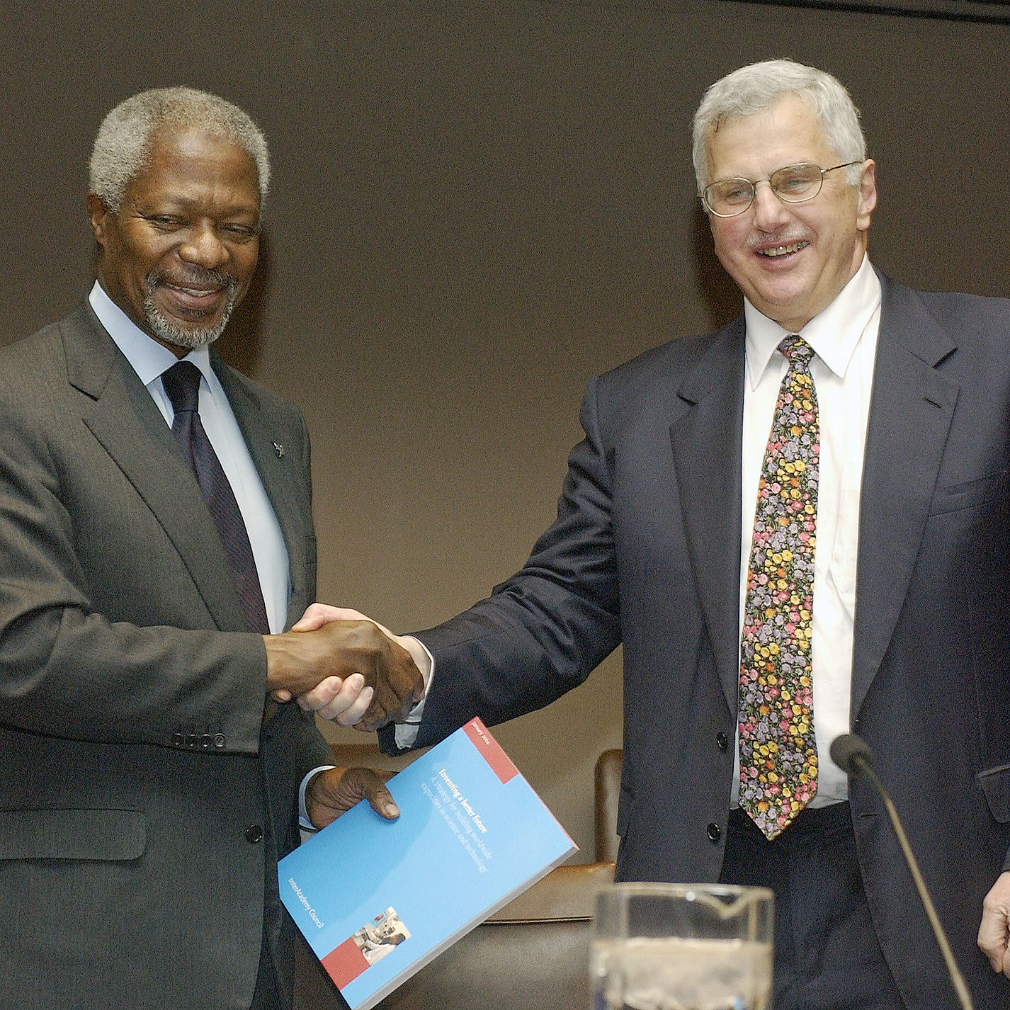 Bruce with Kofi Annan at the UN, 2000.